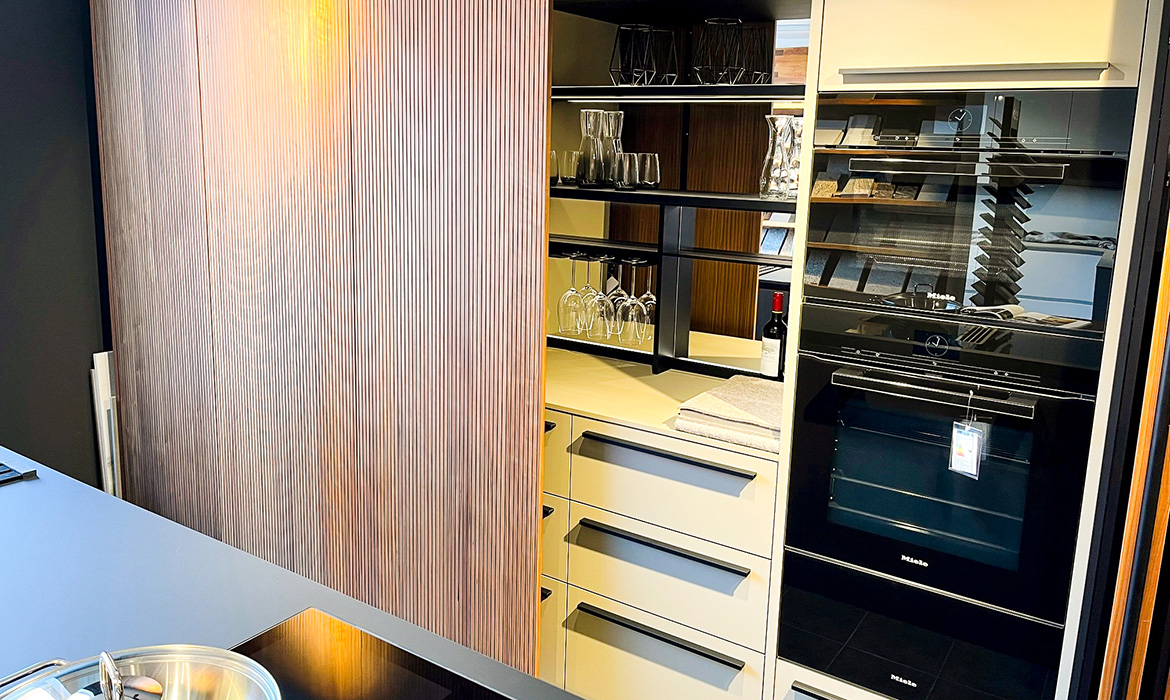 Küche Next125 mit halb geschlossener Front