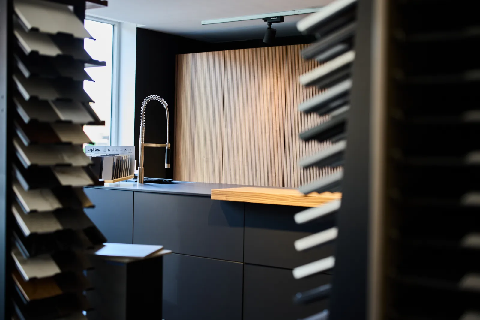 Ausstellungsküche mit edler Front in Thönse