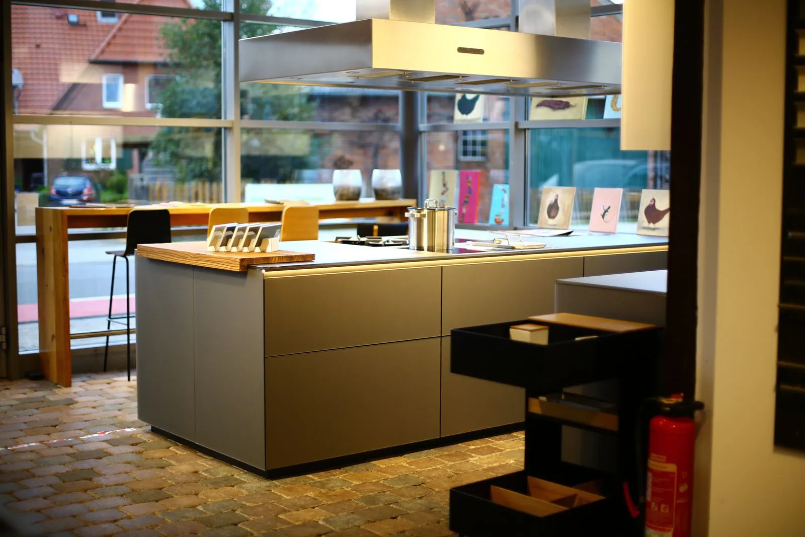 Küchenstudio in Thönse mit Küchenzeile an der Fensterfront