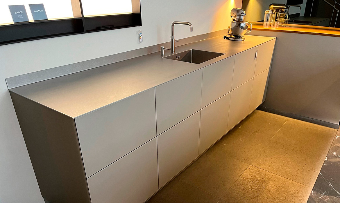 Küchenzeile mit Spüle der Next125 Strasser NX902 ST-ONE bei Rosenowski Hannover