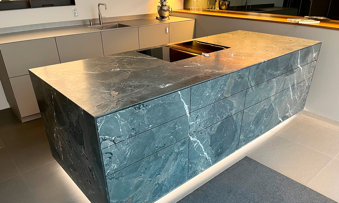 Küchenblock mit Ceranfeld der Next125 Strasser NX902 ST-ONE im Küchenstudio Hannover