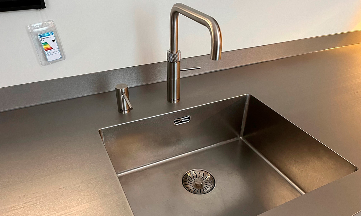 Spüle der Ausstellungsküche der Next125 Strasser NX902 ST-ONE im Küchenstudio Hannover