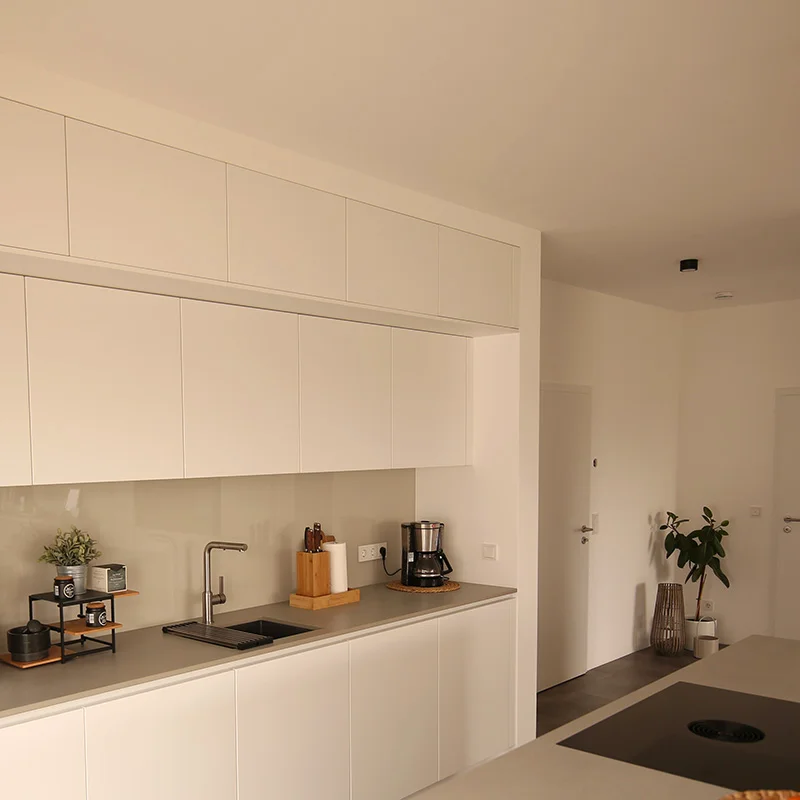 Küchen Detail: tiefenversetzte Oberschränke