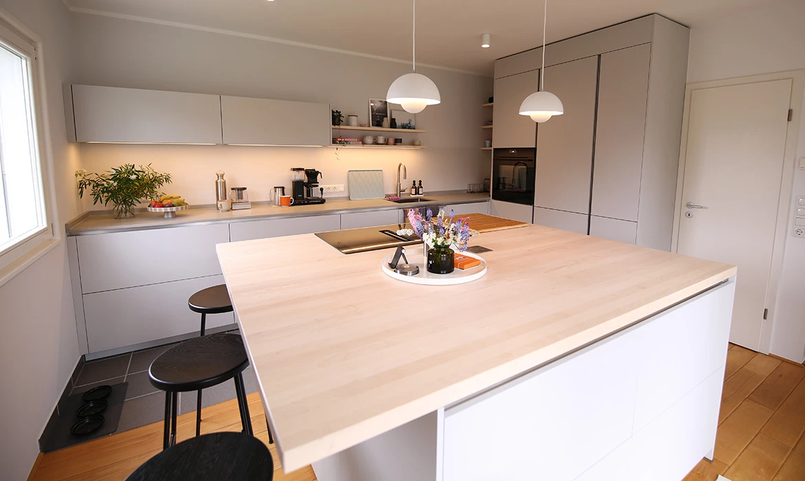 Referenz-Kueche in Pattensen: große Kuecheninsel #1