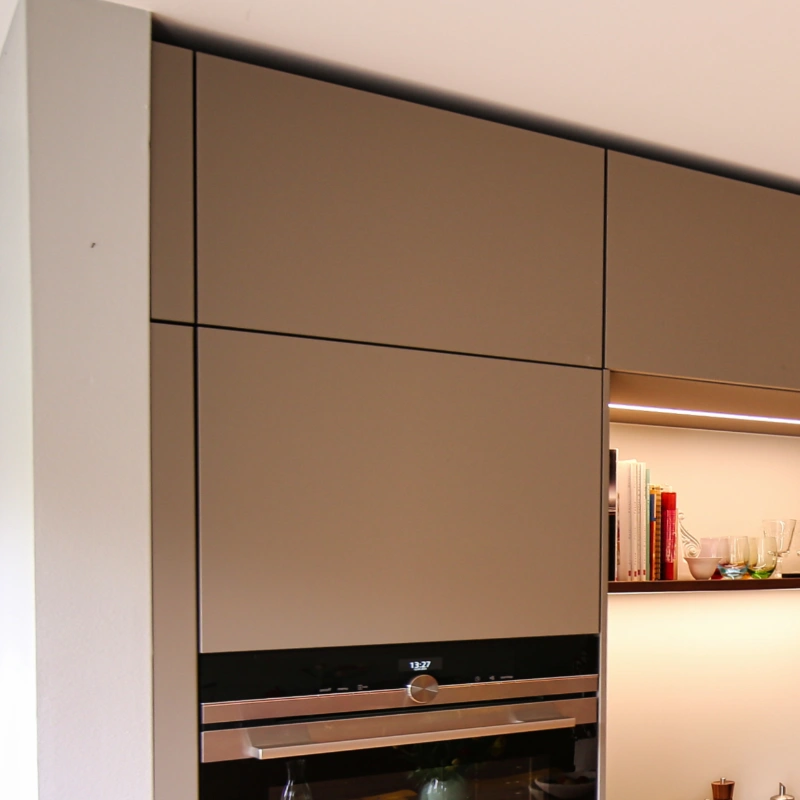 Detail: Deckenhohe Schränke in der Küche in der Oststadt Hannover