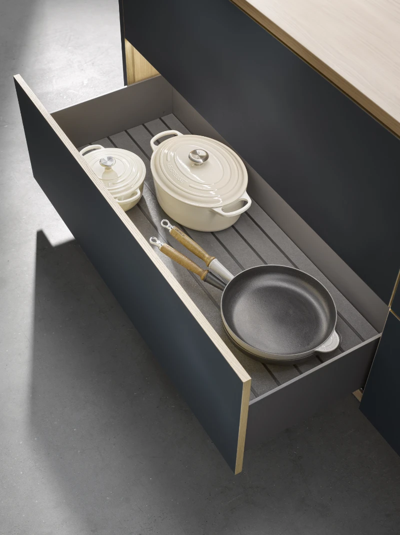 Häcker systemat AV 7080 Rauchblau - Auszug beleuchtet