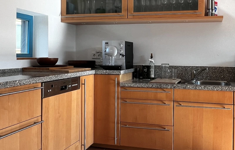 Detail: Höher gestaltetes L-Stück in der barrierefreien Küche in Fuhrberg