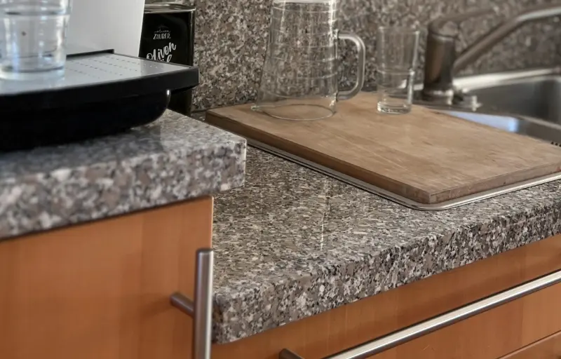 Detail: Unterschiedliche Arbeitshöhen in der barrierefreien Küche in Furhberg