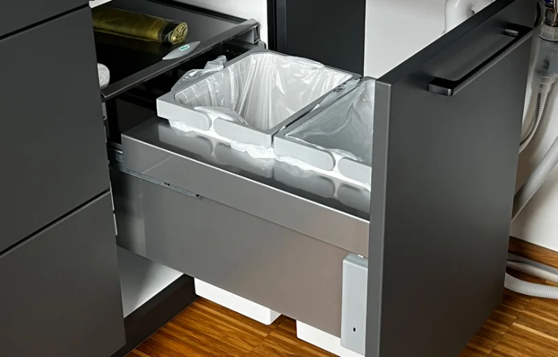 Mülltrennung: Frontauszug Schienensystem in ungenutzter Ecke der barrierefreien Küche