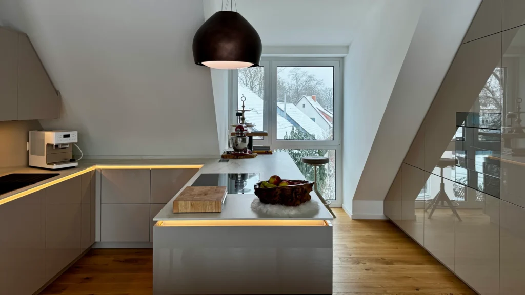 Rosenowski Referenz - Häcker Küche für eine Dachschräge